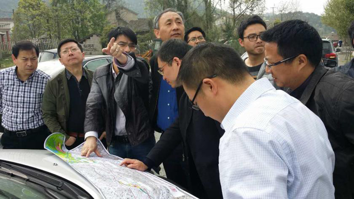 現(xiàn)場(chǎng)勘察.jpg 現(xiàn)場(chǎng)勘察.jpg